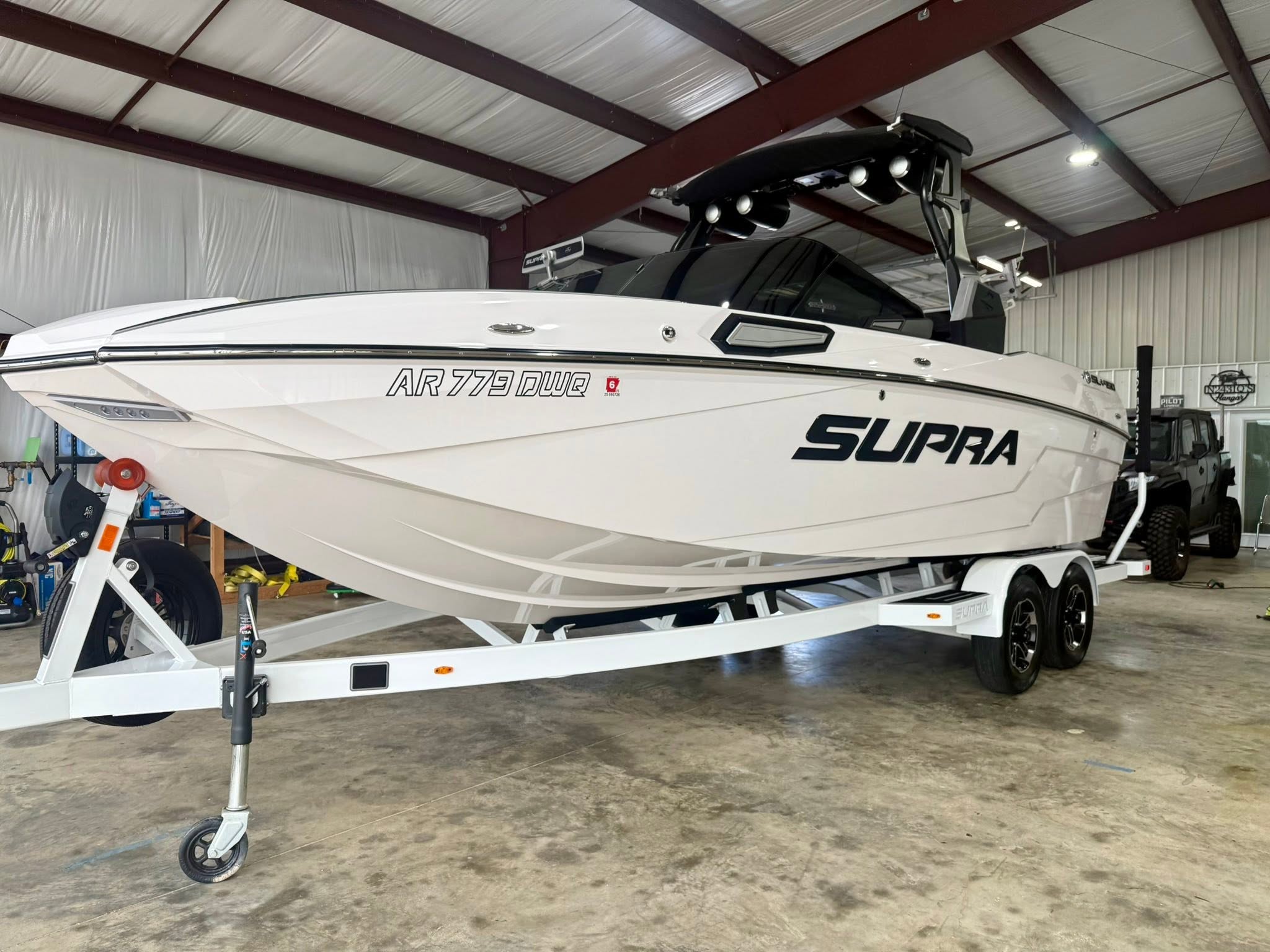 SUPRA SL Wakeboard Boat